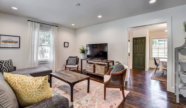 East Lake Cottage: Entire Home, pet friendly, Walk to Coffee/Restaurants!