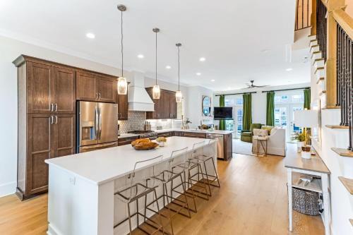 East River Manor by Lucky Savannah