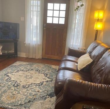 East Riverside- Great Location-Quiet &