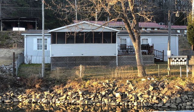 Eastport Cabin 3 - Pickwick Lake - Marina Views