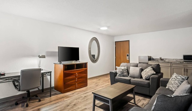 Econo Lodge Inn & Suites Auburn