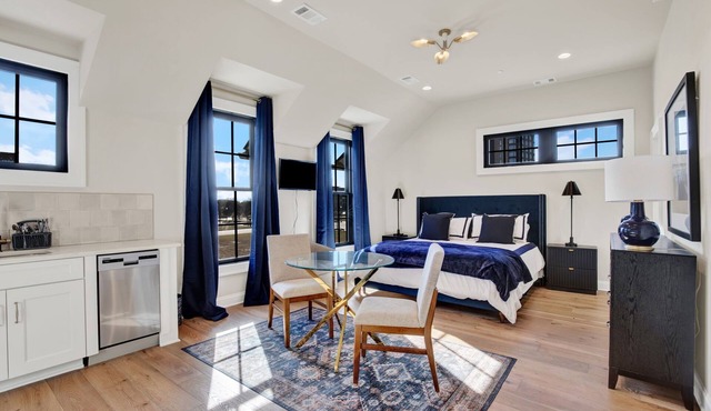 “ Elegant Carriage House Studio on the River”