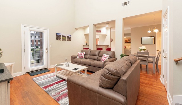 Elephant Hideaway: 3-Bed Townhome Near University of Alabama with Pool & Amenities