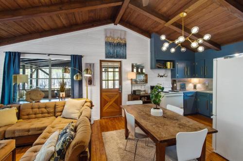 Emerald Cove Lakeside Cabin Paddle, Relax,Unwind