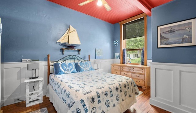 Enchanting river front spot with deck and Tiki bar in charming Hampton, Illinois in Hampton