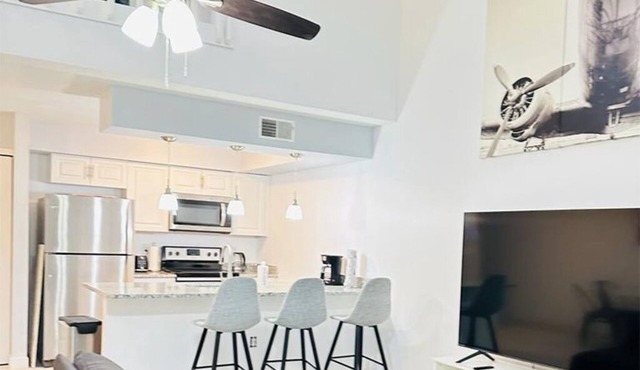 Entire Orlando House! 1.5 miles to UCF - quick access to Outlets, MCO