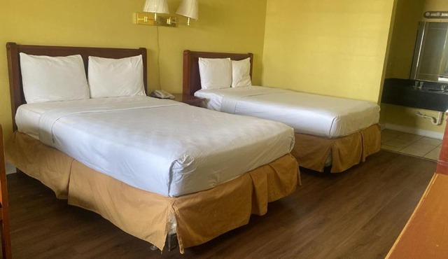 Evergreen Plaza Inn