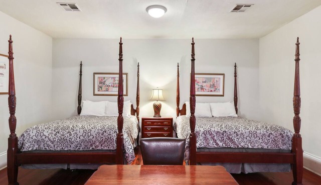 Excellent Location: 3 Blocks to Bourbon St. and the French Quarter attractions.