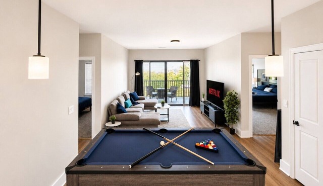 Executive 3BR Downtown Birmingham with Game Table