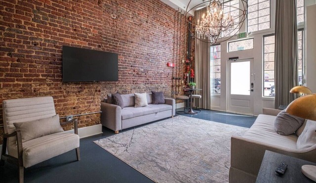 Fabulous Loft w/King Suite Great Location!
