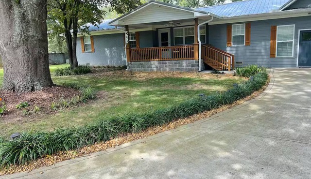 Family Friendly home down from the lake, just minutes to a dock and downtown!