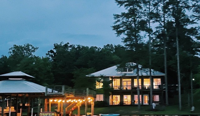 Family Fun Lake House - Near Auburn & Montgomery