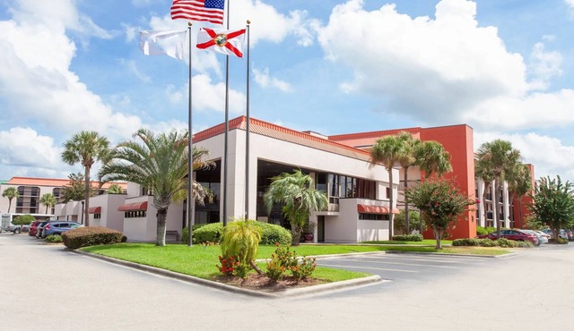 Family Getaway! 4 Comfy Units Close to The Wheel at ICON Park Orlando! Parking!