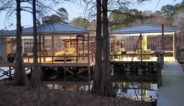 Family Lake Getaway/Fisherman's Paradise with private boat ramp