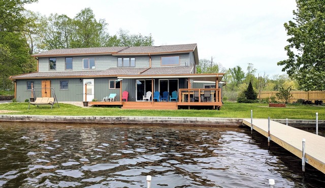 Family lake house with private dock, kayaks & yard