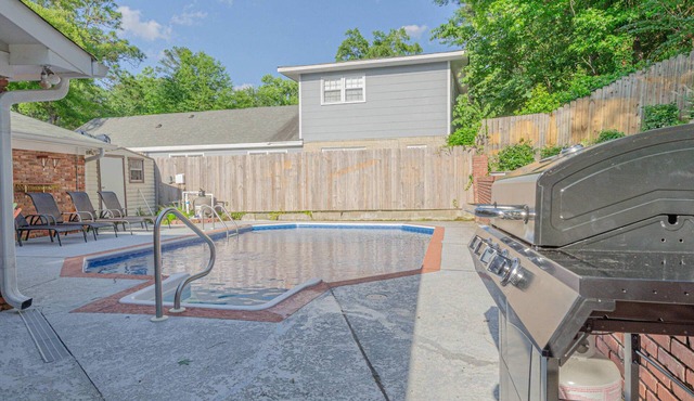 Family Pool Stay w/Games Near Columbus Airport