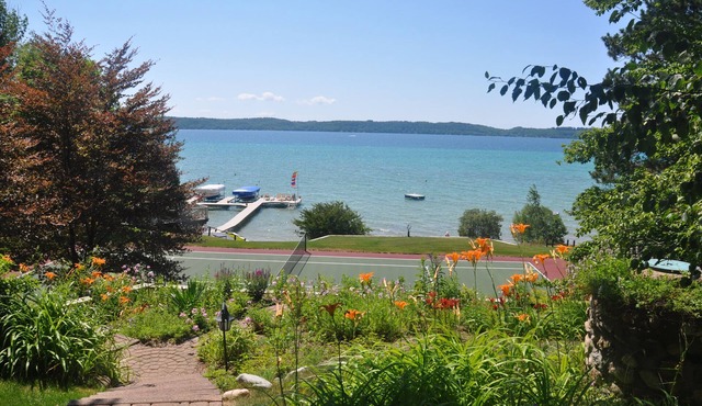 Fantastic Torch Lk Waterfront Cottage A ~Hot Tub- Tennis/pklbl Crt ~ Kayaks-SUP