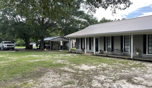 Farmhouse charm + Bunkhouse. Hot tub. Outdoor TV.