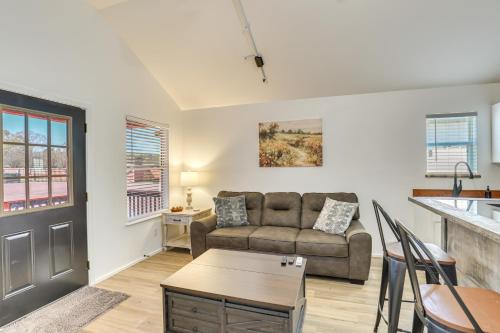 Fish, Explore & Unwind: Couple's Cabin in Joaquin in Joaquin