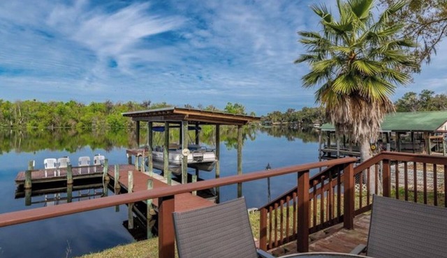 Fisherman’s Paradise located on the St Johns River, minutes away from the beach