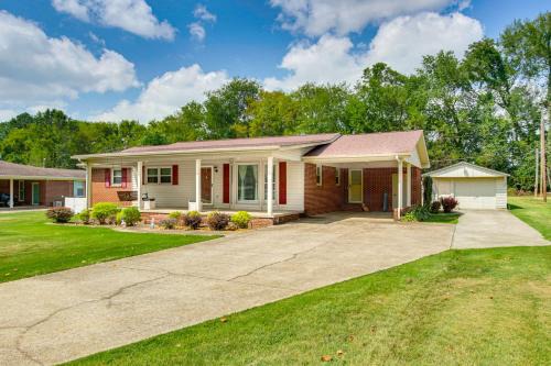Florence Family Home w/Dog-Friendly Yard