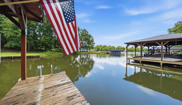 Fox Glove Retreat, Sleeps 9, Waterfront, Kayaks, Firepit + MORE!