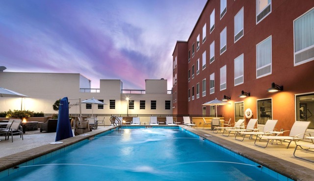 Free Breakfast. Outdoor Pool. Gym. King Suite. Great for Business Travelers!