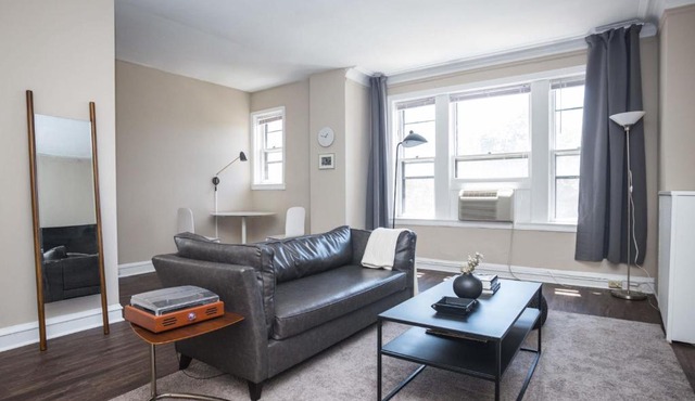 FRONTDESK Nice 1 BR Apt by Smart Museum of Art in Chicago