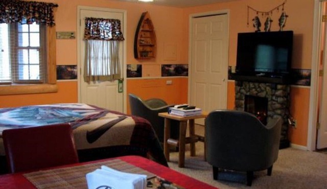 Full Kitchen - Kayaks - outdoor Jacuzzi - on Lake Dubbonet- near Traverse City