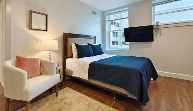 Fun Cozy Apts - 1 25 Mile Walk to TIAA Bnk Fld