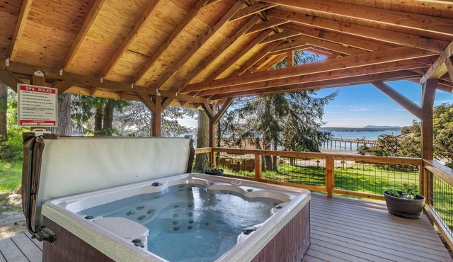 Garden Studio Cabin w/peek-a-boo views - 1 min walk to beach! in Eastsound