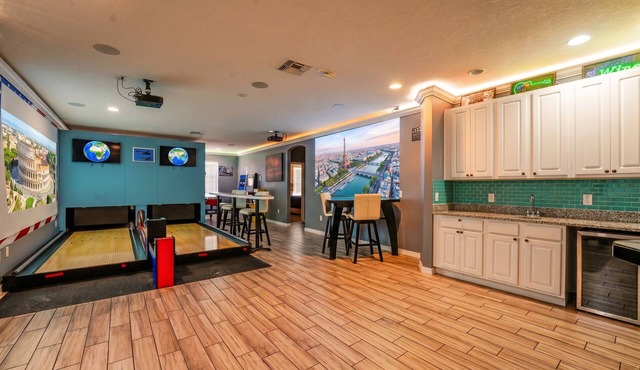 Global Bowling Villa, 1GB wifi, video wall TV, private/heated pool, sleeps 34