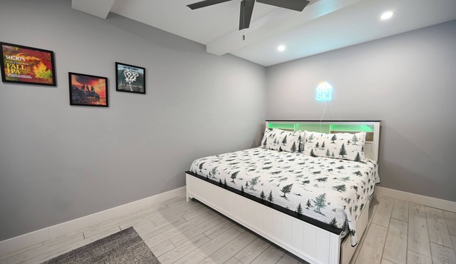 Golf Lakes Summer fun! sleeps 5. KING BED. futon, sofa sleeper, laundry POOL