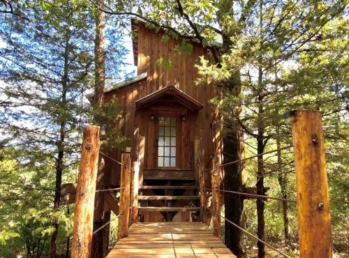 Gorgeous Chic Treehouse with Lofted Interior and Panoramic Views in Arkansas in Boles