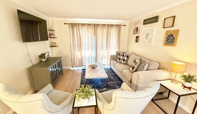 Gorgeous Condo! Very peaceful and Safe!
