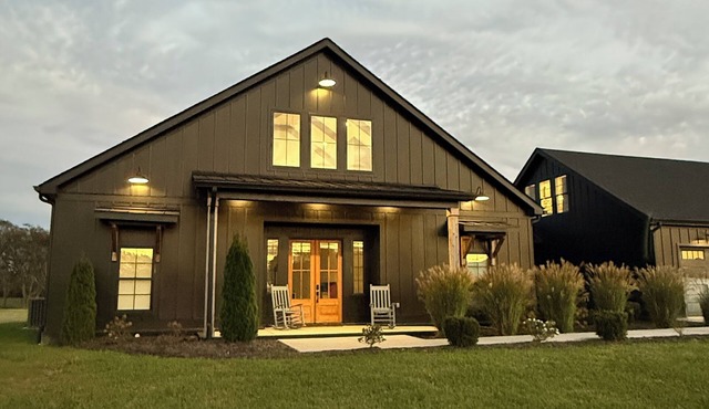 Gorgeous New Modern Farmhouse 3-bedroom in Eagleville with AC & on Land in Eagleville