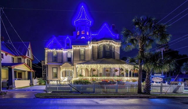 'grand Gables' Home: 1 Block to St Johns River!