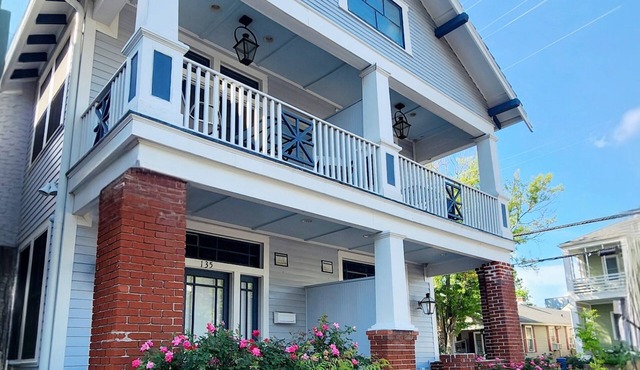 Grand Home with views of Street Car Near French Quarter, Superdome