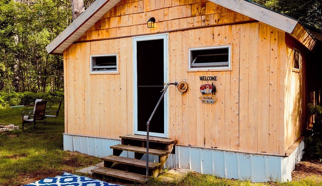 Gray’s Riverside Camp Cabin 2