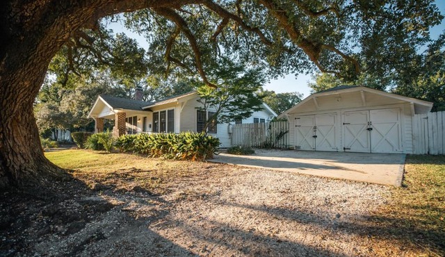 Gulf Coast Craftsman - Cozy, Charming & Central!