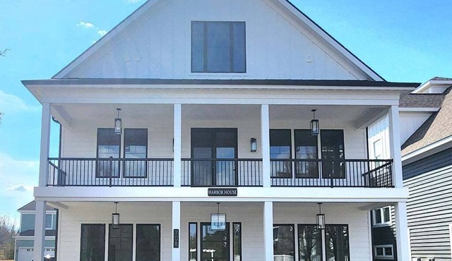 Harbor House 21: 5-bedroom lake view retreat in Bay Harbor, MI, perfect for families.