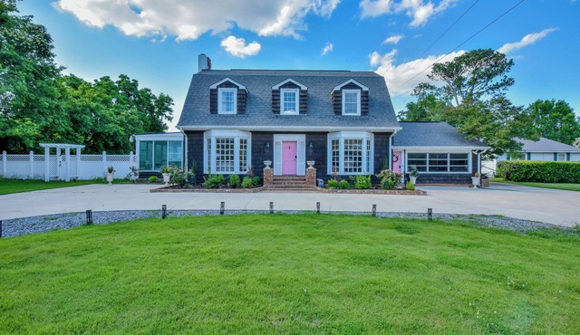 Hargrove House - Large home with fenced in backyard and close to campus!