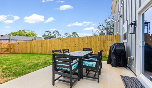 Heights House Upscale Retreat Close to Dwntwn & Beach