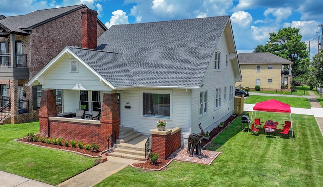 Heisman House - Book for football season! Walk to Stadium!