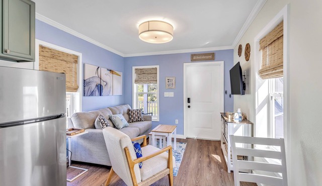 Heron's Nest Beach Cottage Pass Christian - Walk to Beach and Downtown!