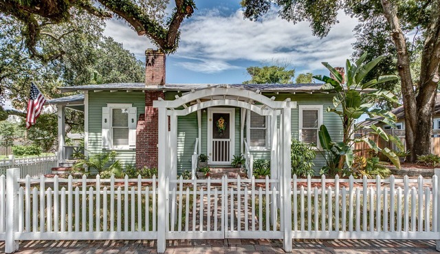 Historic Cottage, super clean, comfortable, and well-equipped, walkable to town.