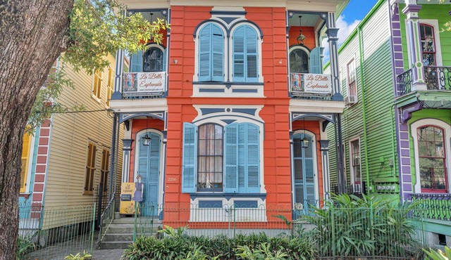 Historic Esplanade suite with private balcony. Walk to French Quarter & City Park.
