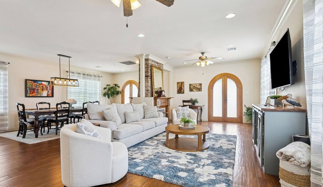 Historic Home Only 4 miles to French Quarter - Super Cozy & Convenient!
