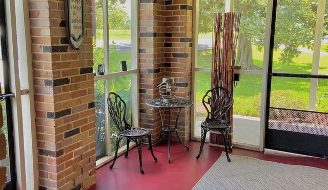 📍Historic Mitchell House 1928 River View & Gardens