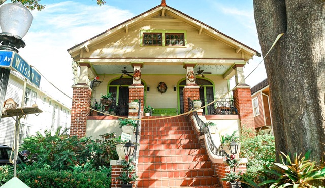 HISTORIC NEIGHBORHOOD beautifully furnished, Walk/Bike/public transportation